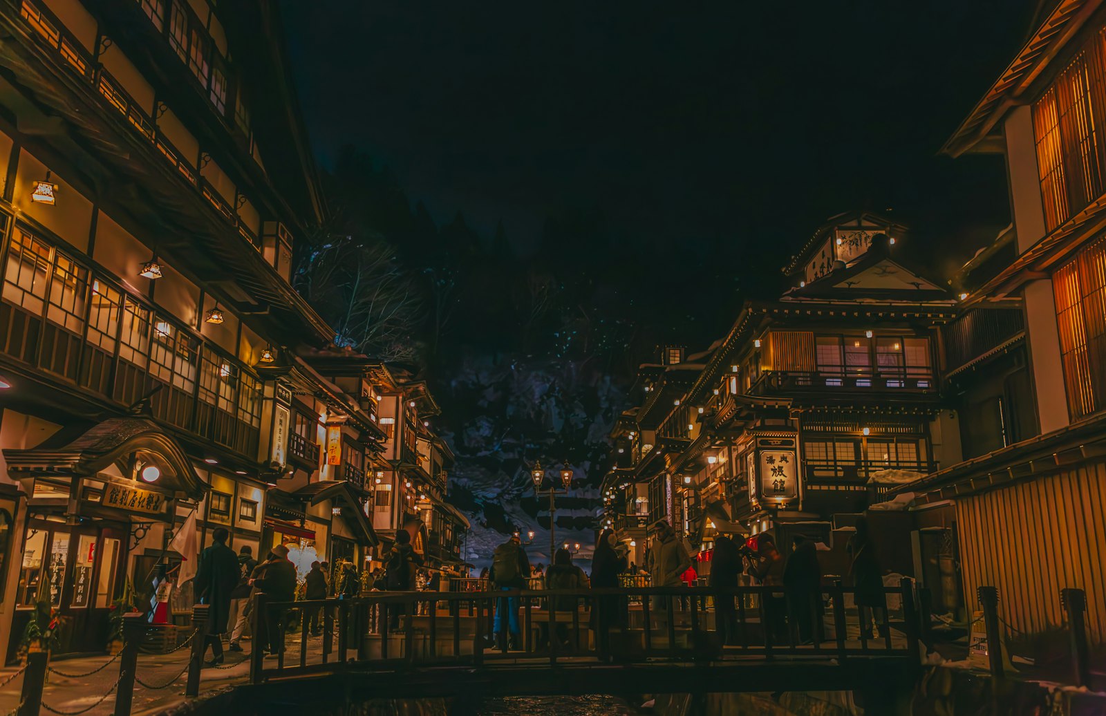 温泉旅館の庭を歩く旅行者